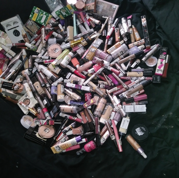 Makeup - Picture 2 of 7